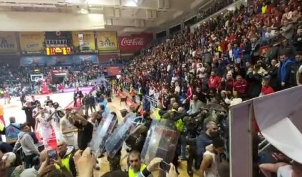 (VIDEO) HAOS NA DERBIJU! "Delije" gađale igrače Partizana, pa pokušale da ulete na teren!
