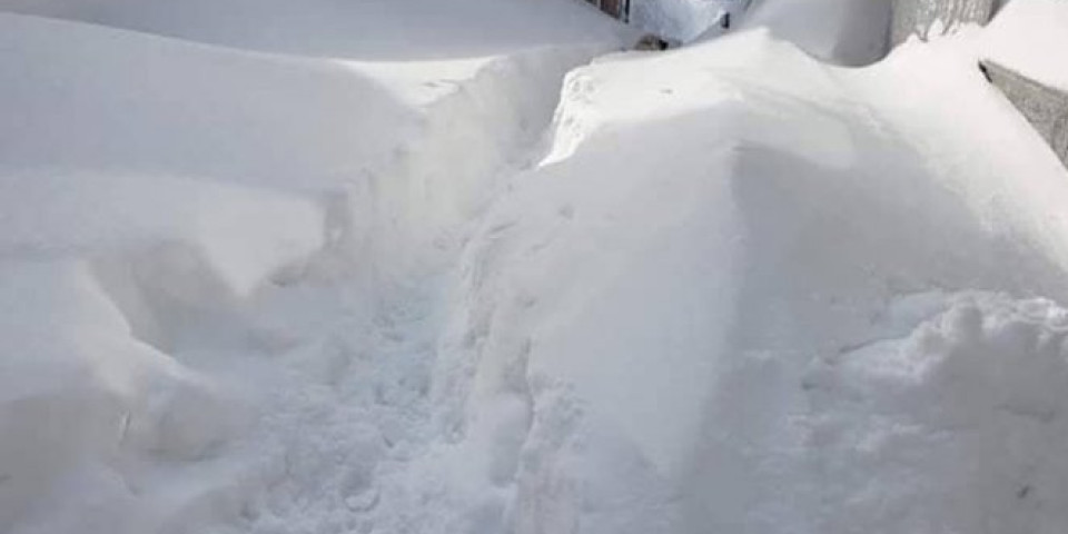 Kada su spasioci otkopali sneg visok 4 metra, DOČEKAO IH JE PRIZOR ZBOG KOGA SU ZANEMELI