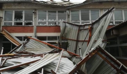 SREĆA PA JE RASPUST! Olujni vetar srušio krov osnovne škole u Predejanu! (FOTO)