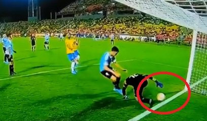 (VIDEO) ŠEPRTLJA GODINE! Golman Urugvaja postigao autogol na NEVEROVATAN način!