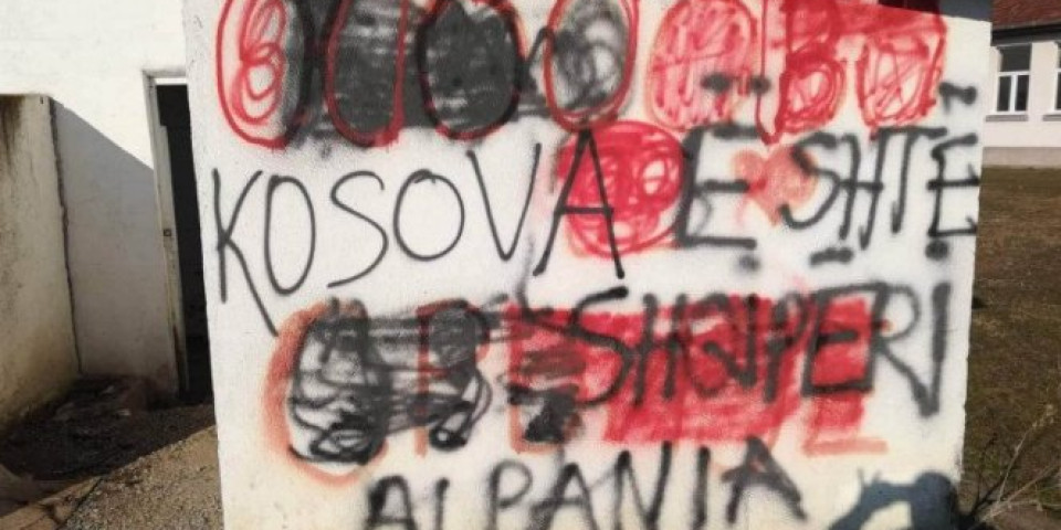 SRAMOTA! Na školi u srpskom selu osvanuo grafit "Kosovo je Albanija" (FOTO/VIDEO)