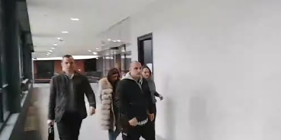 (VIDEO) DRAMA NA SUDU! Dragana Mitar sama u sudnici sa MUŽEM - NISU SE NI POGLEDALI! A onda je doneta VAŽNA ODLUKA!