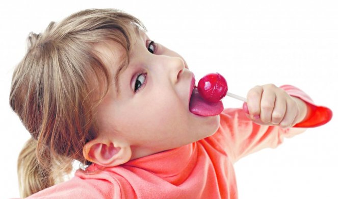 OPREZ! PRIZNALI ŠTETNOST SVOJIH BOMBONA I ŽVAKA: "Paraćinkini" slatkiši utiču na pažnju dece!