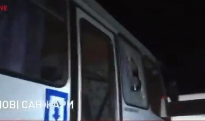 (VIDEO) UŽAS U UKRAJINI! Kamenovali  autobus sa POVRATNICIMA  IZ KINE!