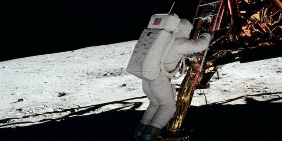 ZATAŠKAVANJE SA NAJVIŠEG NIVOA! Vanzemaljci postoje! Dokaz su PRAVE PRVE REČI Armstronga sa Meseca, A NISU BILE ONE KOJE SVI ZNAMO! (VIDEO)