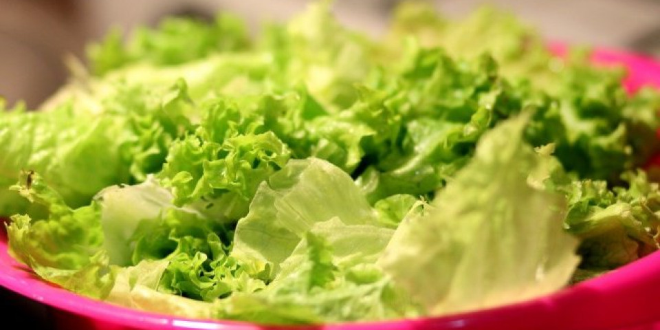 NEVEROVATAN KUHINJISKI TRIK! Evo kako da vam uvenula zelena salata bude PONOVO SVEŽA