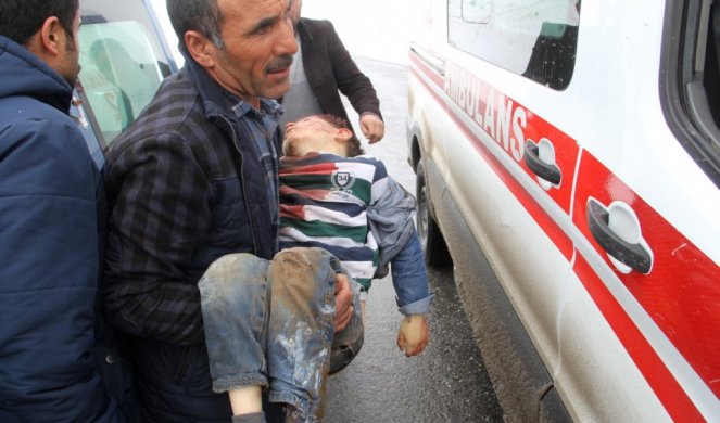 SNAŽAN ZEMLJOTRES U TURSKOJ! Poginulo najmanje sedmoro, među njima i deca,  spasiosci pretražuju ruševine (VIDEO)
