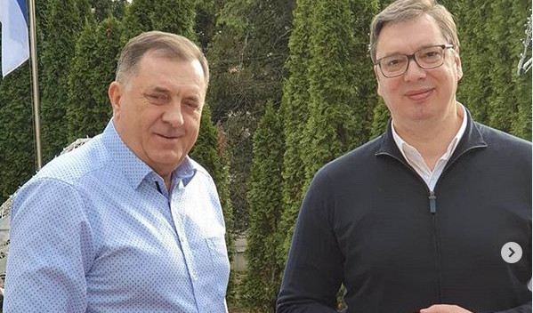 S PRIJATELJEM U OPUŠTENOJ ŠETNJI! Neformalan susret Vučića i Dodika (FOTO)