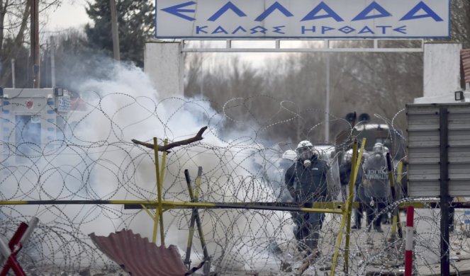 (FOTO/VIDEO) SUKOBI NA GRČKOJ GRANICI! Migranti zasuli policiju kamenicama, ispaljen suzavac!
