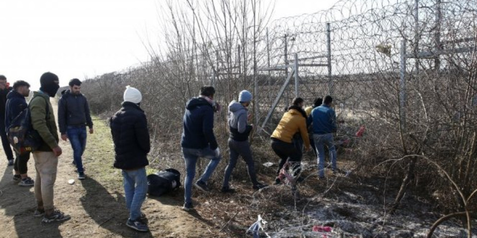 GRČKI ZVANIČNICI TVRDE: Turska podstiče migrante zaražene Covid-19 da pređu u Evropu!