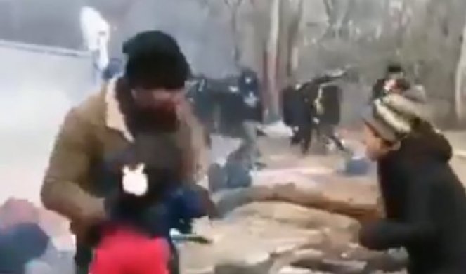 (VIDEO) OVAKO MIGRANTI VARAJU SVET! Decu drže iznad vatre i tuku ih da bi plakala, a onda trče pred kamere! ŠOKANTNI SNIMCI!