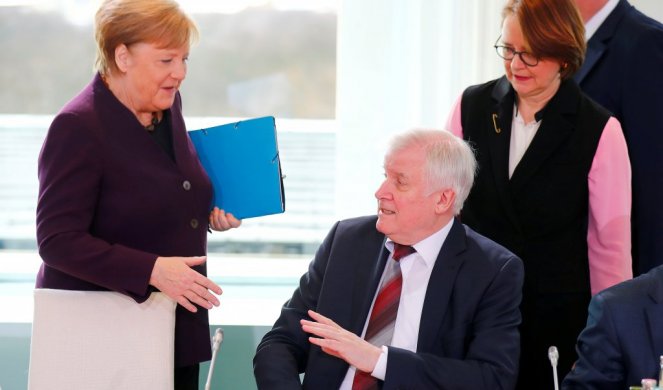 (VIDEO) OLADIO MERKELOVU ZBOG KORONAVIRUSA! Nemački ministar nije želeo da se rukuje sa kancelarkom, samo je rekao: NE, NE!
