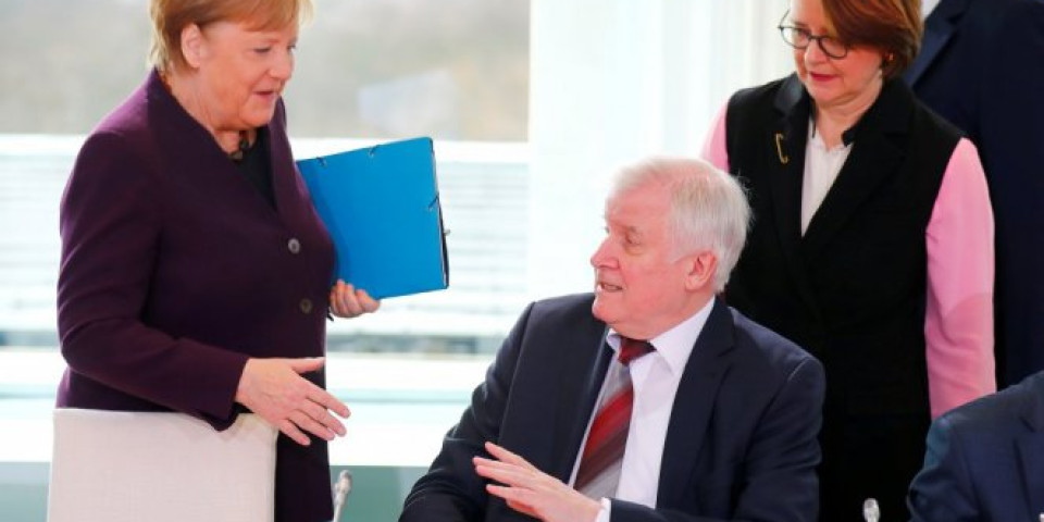 (VIDEO) OLADIO MERKELOVU ZBOG KORONAVIRUSA! Nemački ministar nije želeo da se rukuje sa kancelarkom, samo je rekao: NE, NE!