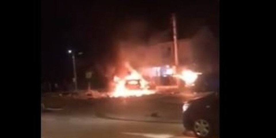 BOMBA EKSPLODIRALA ISPOD AUTOMOBILA! Muškarac odleteo u vazduh, delovi vozila padali po kućama, jezive scene u Podgorici! (FOTO)