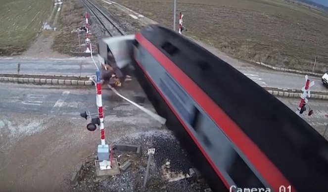 (VIDEO) STRAVIČAN SNIMAK NESREĆE! Kamion probija rampu na pružnom prelazu, a onda nailazi voz u PUNOJ BRZINI!