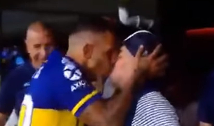 (FOTO) SVET FUDBALA U ŠOKU! Tevez poljubio Maradonu u usta, pa objasnio zašto je to uradio!