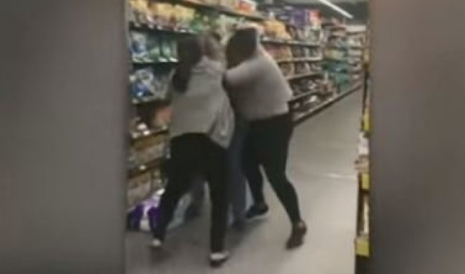 PANIKA ZBOG KORONAVIRUSA! Tri žene se potukle u prodavnici, nećete pogoditi oko čega (VIDEO)