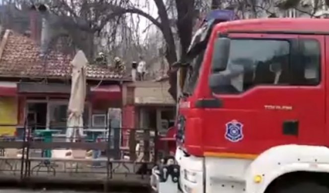 (VIDEO) POŽAR NA PALILULI Zapalio se kiosk brze hrane, vatrogasci na terenu
