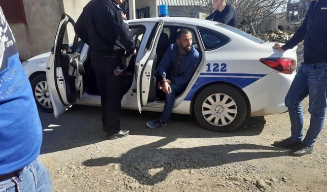 (FOTO) MAFIJAŠKA TORTURA NAD BRDŽOM SE NASTAVLJA! Počeo pretres porodične kuće Brkovića, policija ga dovezla vezanog!