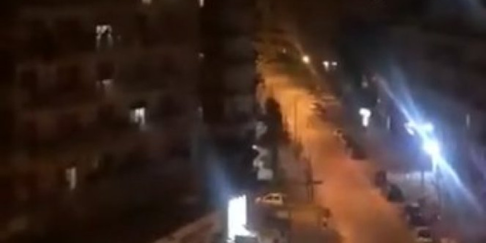 (VIDEO) PESMOM PROTIV KORONAVIRUSA! Stanovnici Bolonje ujedinjeni na balkonima, ORILO SE PRAZNIM ULICAMA: BELA ĆAO!