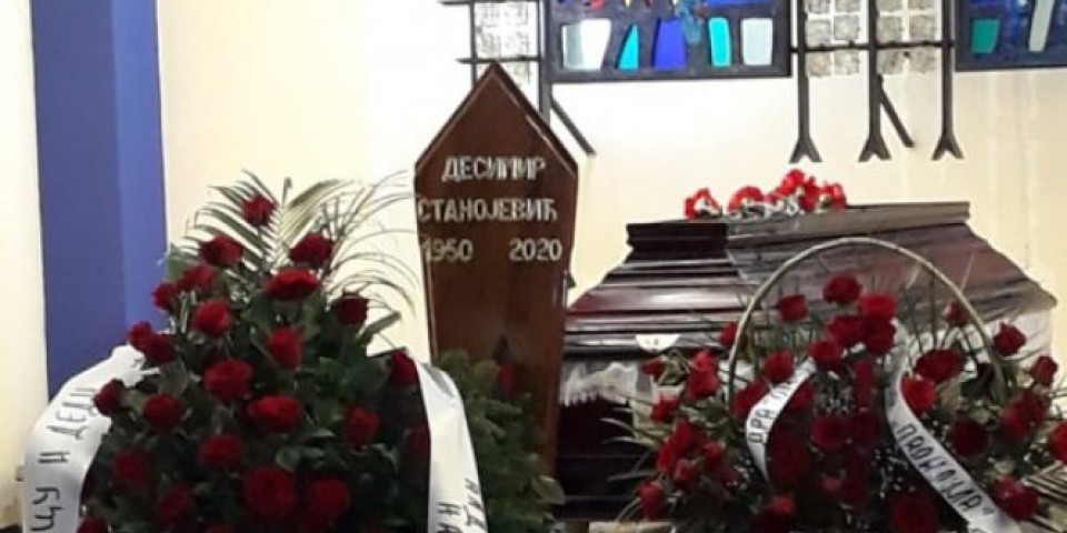 Glumac Desimir Stanojević kremiran na Novom groblju - NA VEČNI POČINAK ISPRAĆEN UZ PESMU, DOK SU ĆERKE GRCALE U SUZAMA! (FOTO)
