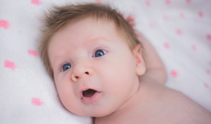KADA GA JEDNOM PROBAŠ, NEMA NAZAD! Beba doživela šok posle samo jednog zalogaja! (Video)