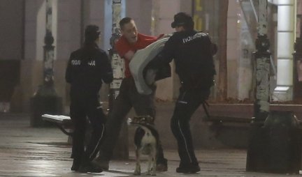 (EKSKLUZIVNI VIDEO) PRIVOĐENJE MLADIĆA U TOKU POLICIJSKOG ČASA! Pijanac napao policiju u centru Beograda!