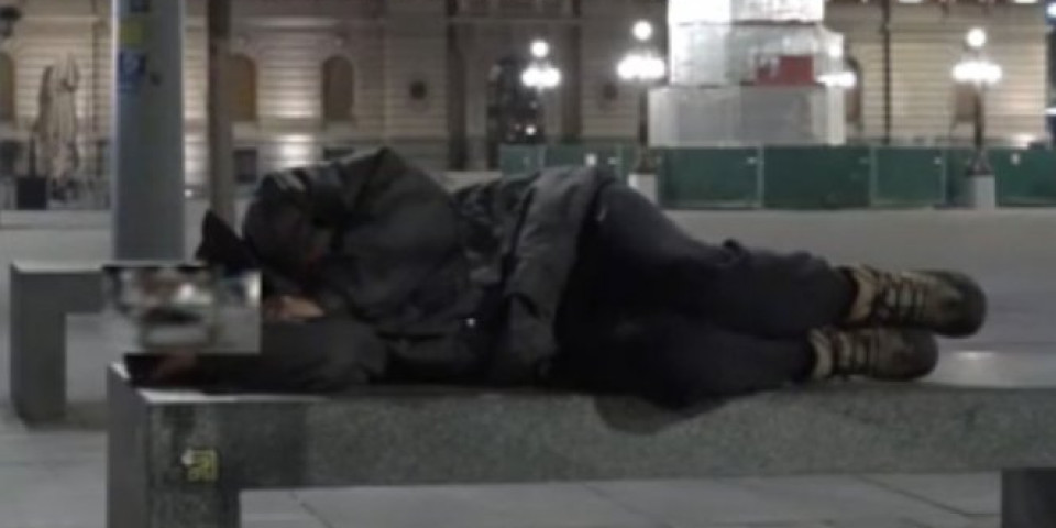 KADA OTKUCA 20H ON NEMA GDE DA ODE! Beskućnik spava u centru Beograda usred policijskog časa! (TV IN)