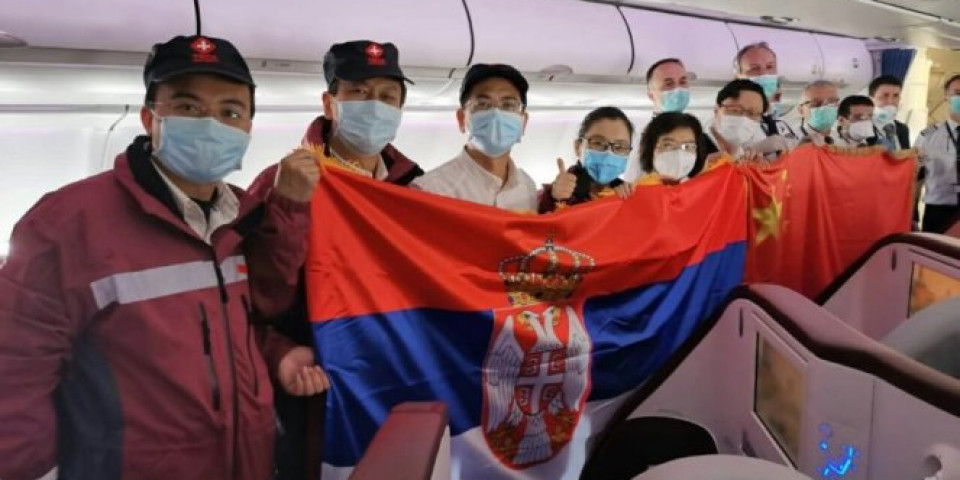 OVO SU BRAĆA HEROJI KOJI SU KRENULI DA POMOGNU SRBIJI! Kineski lekari sa posadom Er Srbije (FOTO)