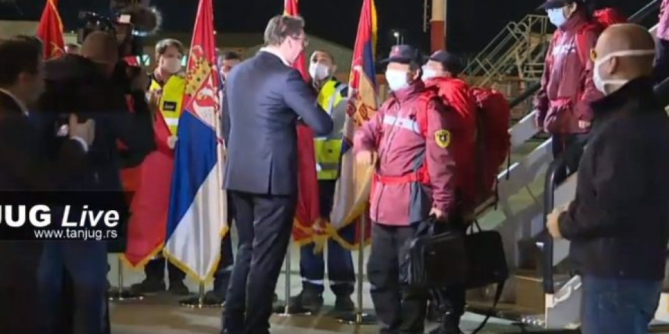 (FOTO/VIDEO) AVION "ER SRBIJE" SLETEO U BEOGRAD! Stigla NAJVEĆA POŠILJKA pomoći iz Kine, predsednik Vučić lično dočekao avion i kineske prijatelje!