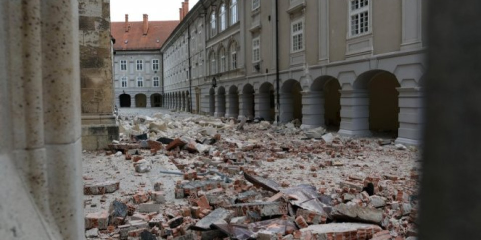 (FOTO/VIDEO) KATASTROFALAN ZEMLJOTRES POGODIO ZAGREB Srušio se krov katedrale, automobili uništeni