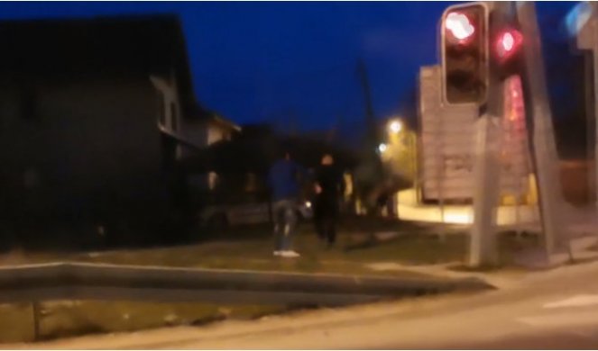POLICIJA MORALA DA ZOVE POJAČANJE! Pogledajte BAHATO ponašanje mladića koji su se tukli u Čačku za vreme policijskog časa (VIDEO)