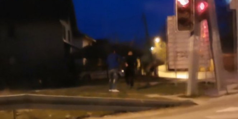 POLICIJA MORALA DA ZOVE POJAČANJE! Pogledajte BAHATO ponašanje mladića koji su se tukli u Čačku za vreme policijskog časa (VIDEO)
