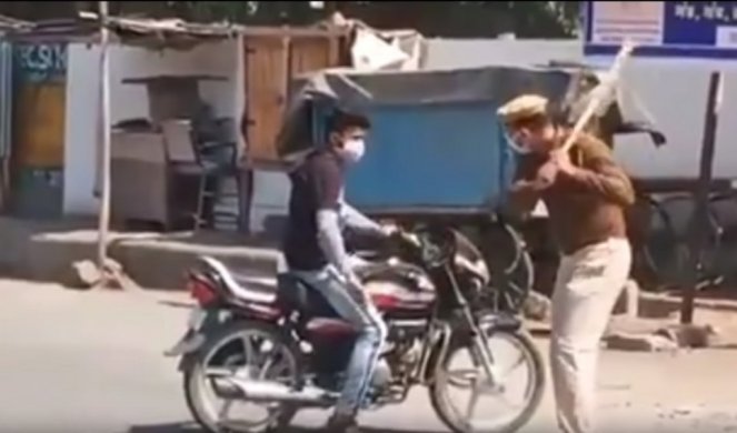 POLICIJSKI ČAS NA INDIJSKI NAČIN! Policija "batina" neposlušne ljude na ulici (VIDEO)
