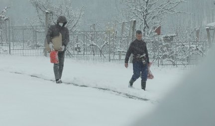 NI MEĆAVA GA NIJE SPREČILA! Slavko se po snegu probio do sela Rajac i samohranom ocu ČETIRI KĆERKE doneo ono najvažnije! (FOTO)