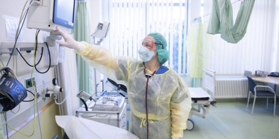 4 OSOBE U TEŠKOM STANJU, JEDAN NA DIJALIZI 14 zaraženih koronavirusom u Kliničkom centru Vojvodine (VIDEO)