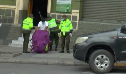 POLICAJCI U SPECIJALNIM ODELIMA! Hodaju gradom i upozoravaju prolaznike na opasnost od zaraze (VIDEO)