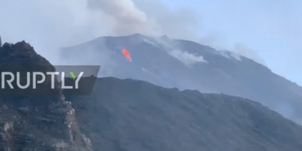 KATASTROFA ZA KATASTROFOM! U Italiji proradio i vulkan! (VIDEO)