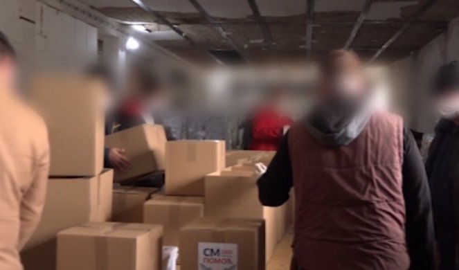 KAZNENO POPRAVNI ZAVOD POMAŽE UGROŽENIMA! Zatvorenici pakuju pakete pomoći u Sremskoj Mitrovici  (Video)