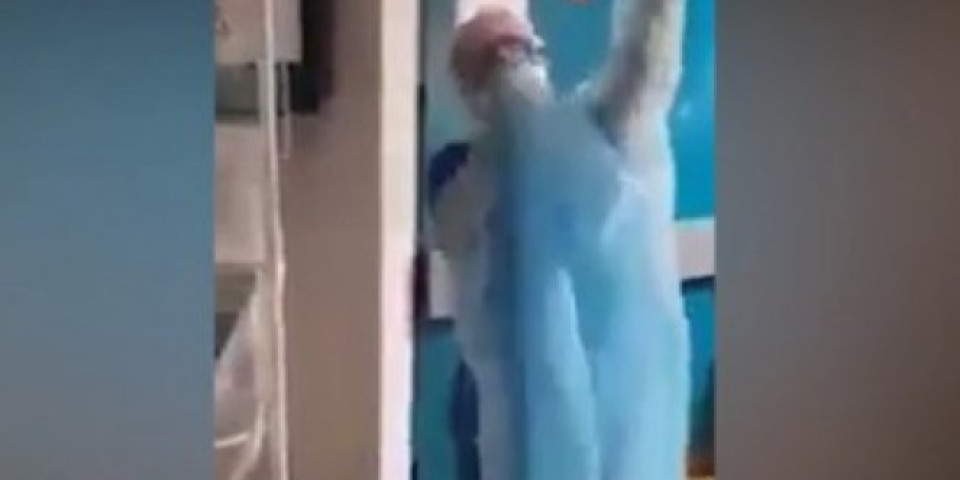 ZAŠTITNA ODELA SE RASPADAJU, KAO DA SU OD PAPIRA! Šokantan snimak iz bolnice u Francuskoj! (Video)