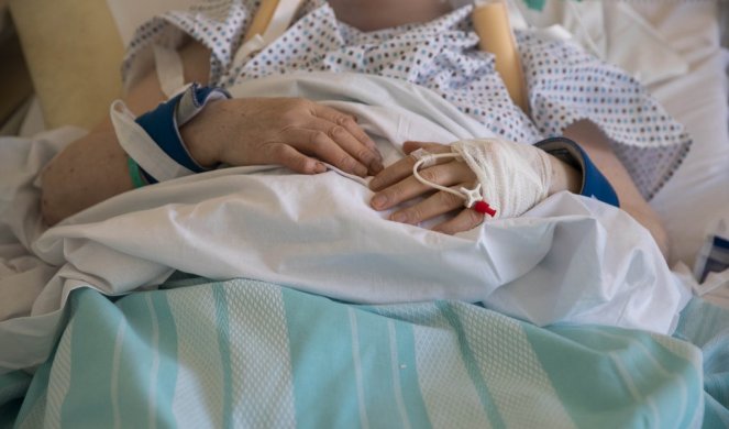 EVROPSKI STANDARD! Burne reakcije zbog fotografije iz bolnice u Sisku! Hrvati dve bolesne starice smestili u jedan krevet (FOTO)