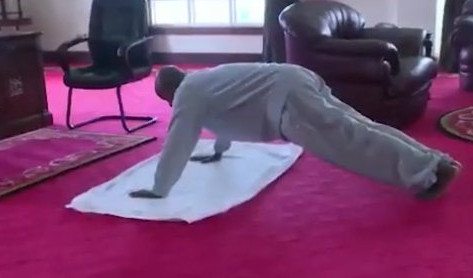 AKO MOŽE ON, MOŽEMO I MI! Predsednik Ugande u 75. godini hrabri građane da ostanu kod kuće i vežbaju! (Video)