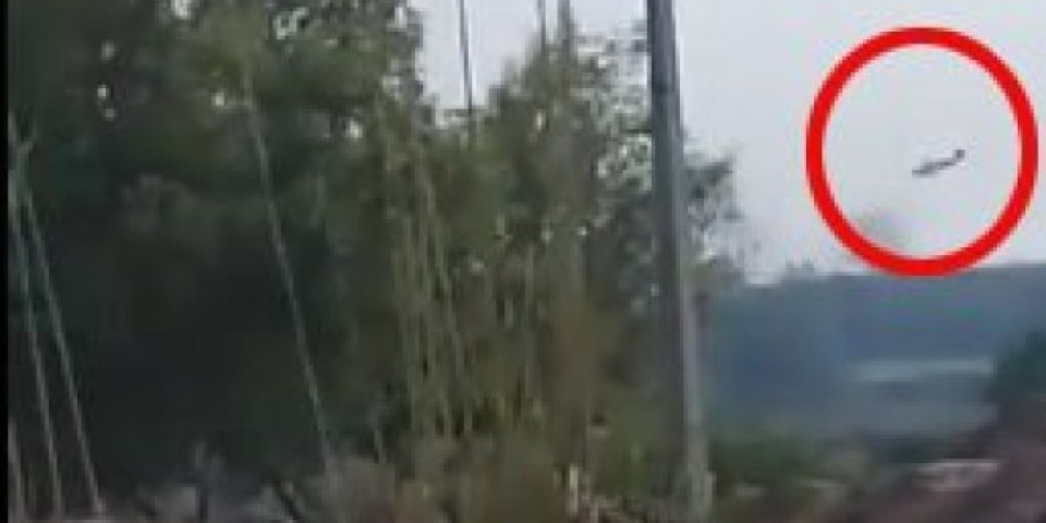 TRAGEDIJA U PAKISTANU! Srušio se avion, stradale dve osobe, kamera sve zabeležila! (VIDEO)