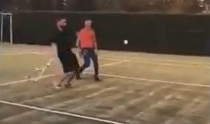 (VIDEO) ORI SE MILE KITIĆ U KARANTINU! Bosanac igra tenis, a na terenu grmi: Udara u glavu k'o šampanjac!