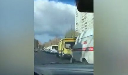 ZABRINJAVAJUĆI SNIMAK IZ RUSIJE! Kolone vozila hitne pomoći ispred moskovskih bolnica! (Video)