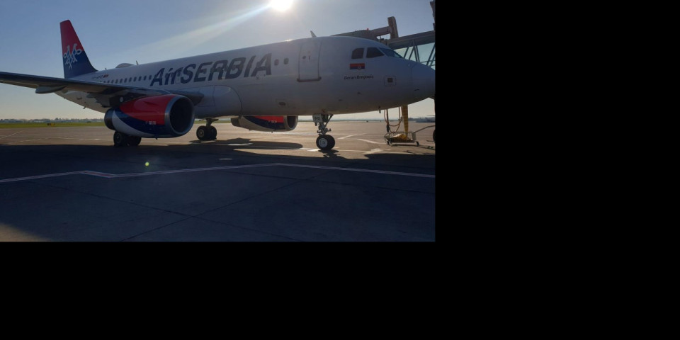(FOTO) SRPSKI DRŽAVLJANI IZ FRANCUSKE DANAS STIŽU U BEOGRAD Avion Er Srbije poleteo za Pariz