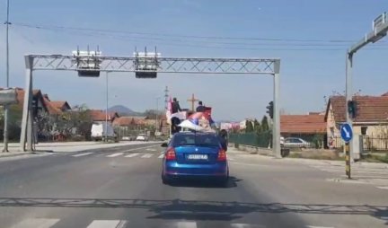 VERU NE MOŽE NIŠTA ZAUSTAVITI! Sveštenici prošli ulicama Čačka, dočekani aplauzom i sa podignuta tri prsta! (Video)