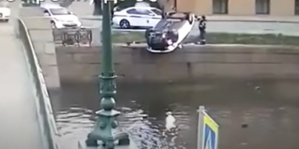 DRAMATIČNA POTERA U RUSIJI! Bežao od policije, auto se prevrnuo i ostao da visi iznad reke