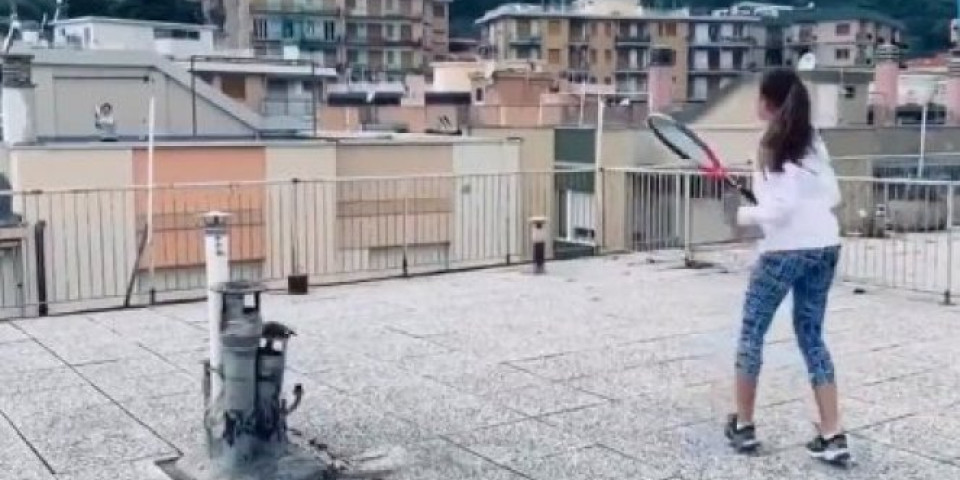 (VIDEO) DOMAĆI ZADATAK TENISERIMA! Dve Italijanke pokazale kako igraju NA KROVU!