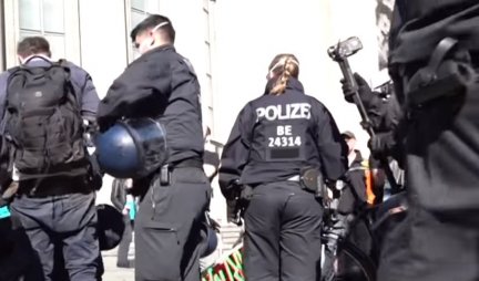 (VIDEO) OVAKO NEMAČKA POLICIJA POSTUPA SA NEPOSLUŠNIM GRAĐANIMA! Protestovali protiv POLICIJSKOG ČASA, A ONDA JE USLEDIO HLADAN TUŠ!